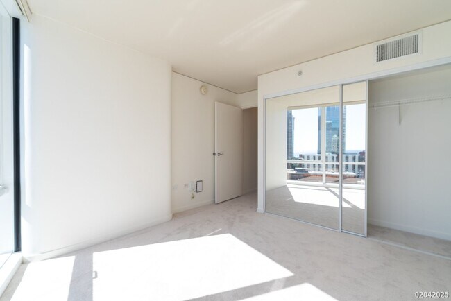 Building Photo - 2 BD/2 BA/2 Parking Condo in the Moana Pacific