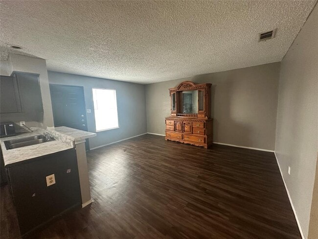 Building Photo - 4910 Pepper Ln