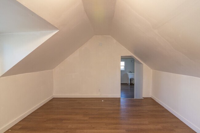 Building Photo - Quaint Farmhouse near Silverlake!