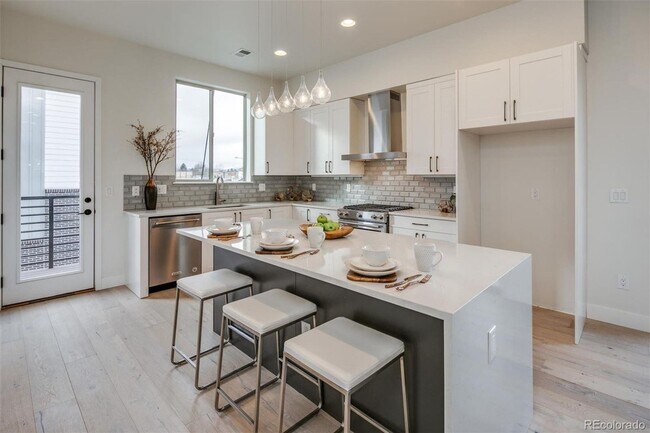 Building Photo - Beautiful Townhome in Southeast Denver