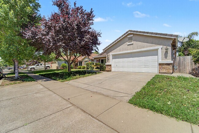 Building Photo - 4 bedroom 2 bath home located in Yuba City