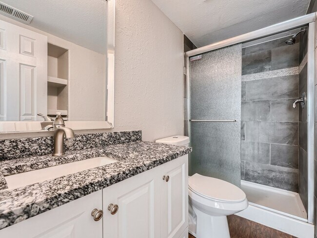 Building Photo - 2 Bed, 2 Bath Condo in Aurora!