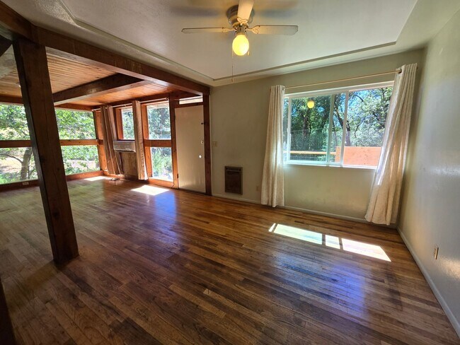 Building Photo - charming 3-bedroom, 2-bathroom home with l...