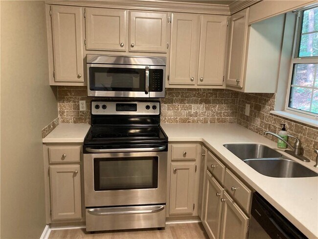 Building Photo - 6110 Lakeside Ct