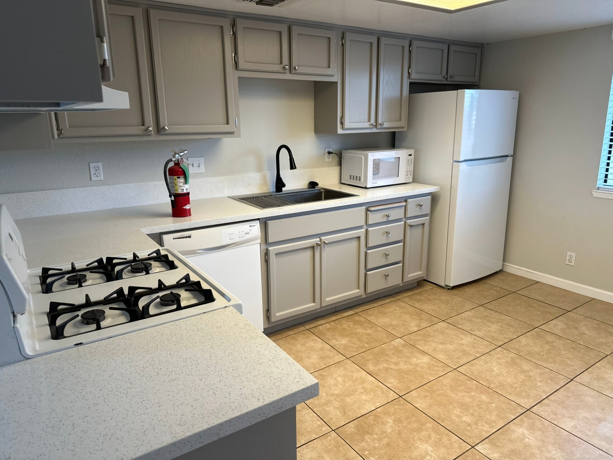 Building Photo - 429 S Sunset St