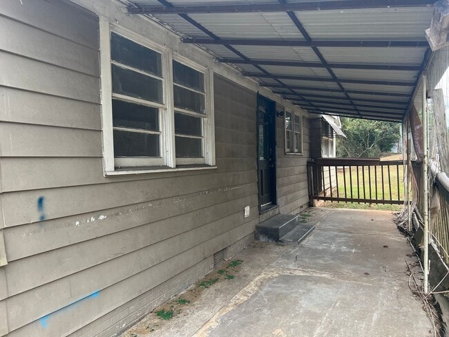Building Photo - 3 bedroom 1 bathroom single level home