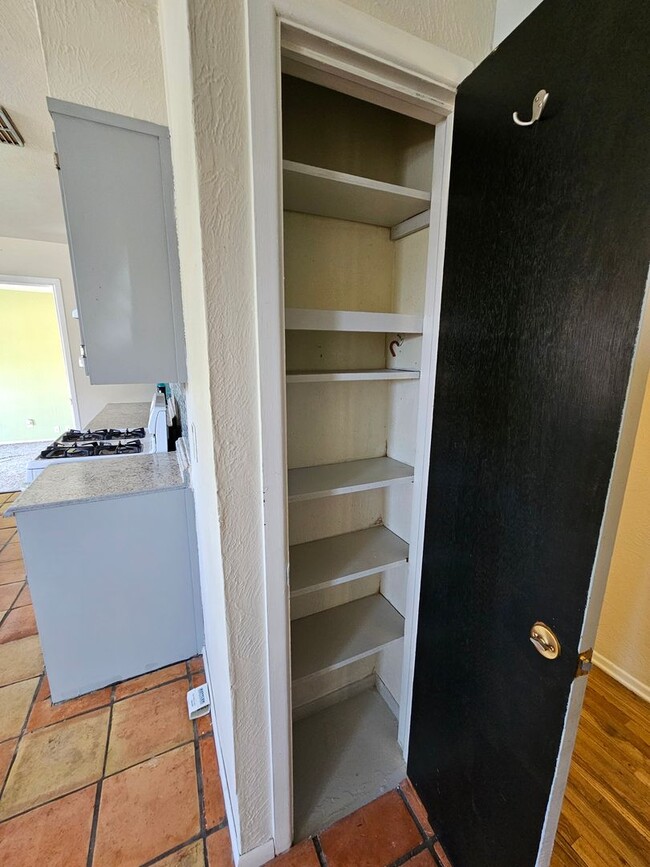 Building Photo - Beautifully maintained 3 bdrm/2 bath with ...