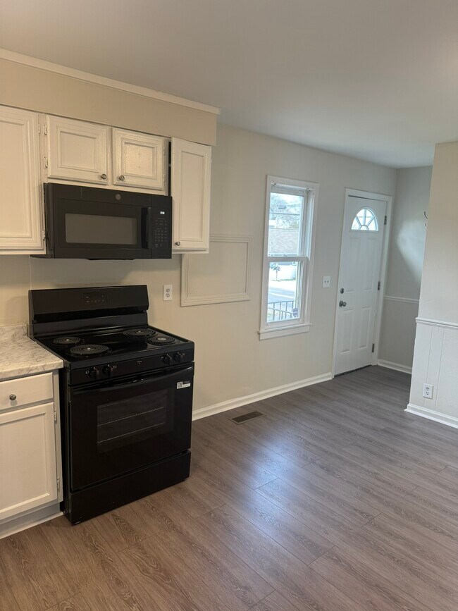 Building Photo - 2909 Clifton Ave