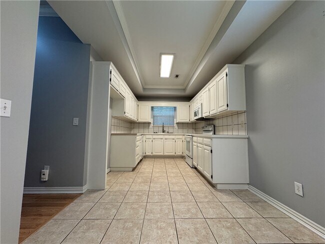 Building Photo - 4905 Hawthorne Way