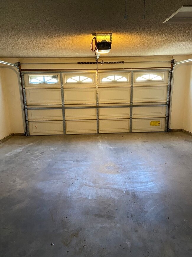 Building Photo - 2 Bedroom Condo in Gated Community!