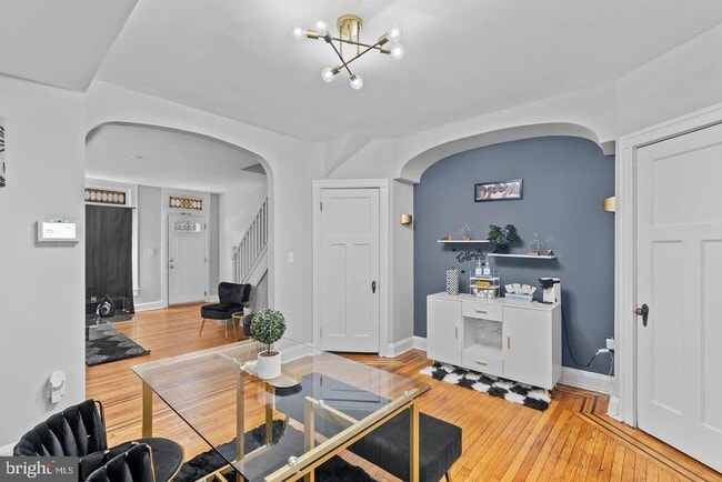 Primary Photo - 910 N Kenwood Ave