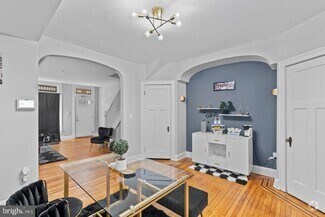 Building Photo - 910 N Kenwood Ave