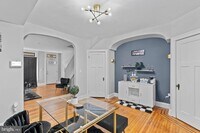 Building Photo - 910 N Kenwood Ave