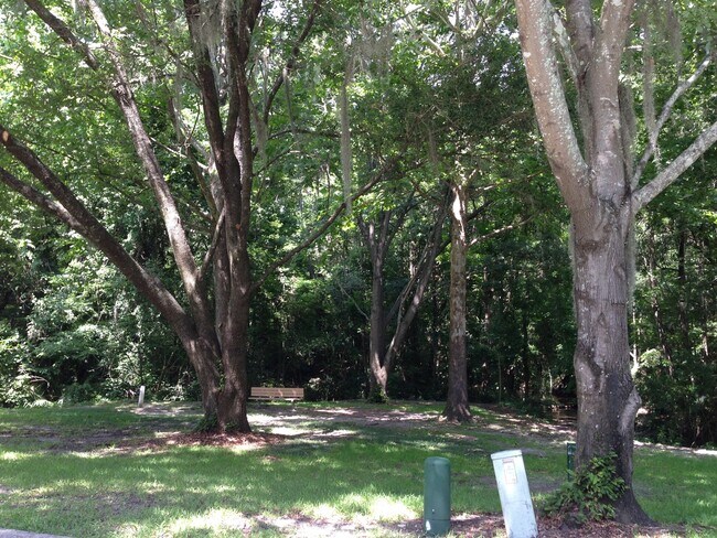 Building Photo - Park Like Setting - Spacious Condo!