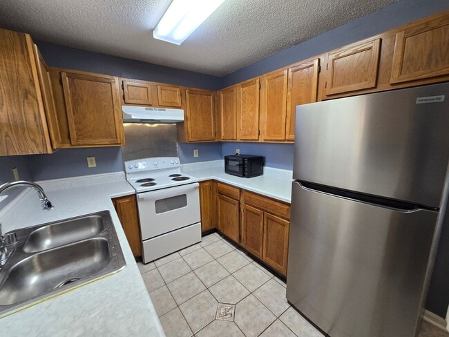 Building Photo - 2 Bedroom 2-1/2 Bathroom Townhouse Style Condo