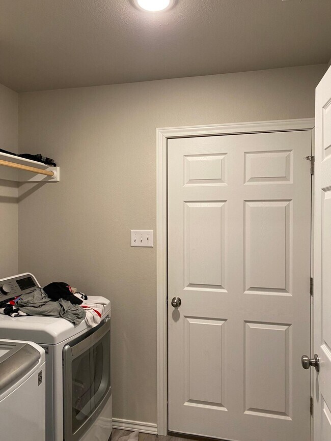 Building Photo - 525 N Chicago Ave