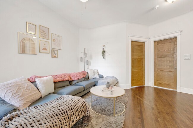 Building Photo - 1006 W Dakin St