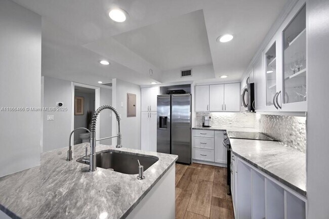 Building Photo - 5000 N Ocean Blvd