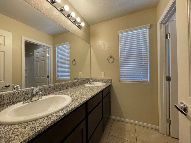 Building Photo - 4 BED 2.5 BATH 2 CAR GARAGE SINGLE FAMILY ...