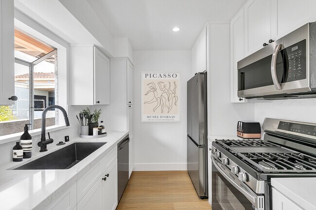 Building Photo - Experience Modern Westside Living at Woodg...