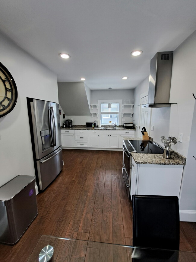 Building Photo - 14 Roy St