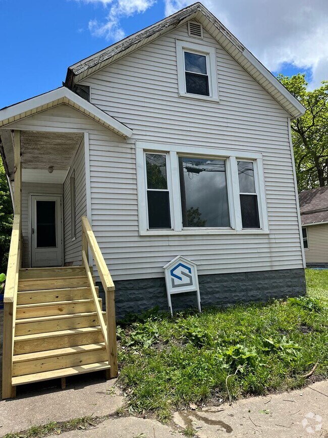 Building Photo - Section 8 Accepted! Spacious newly renovat...