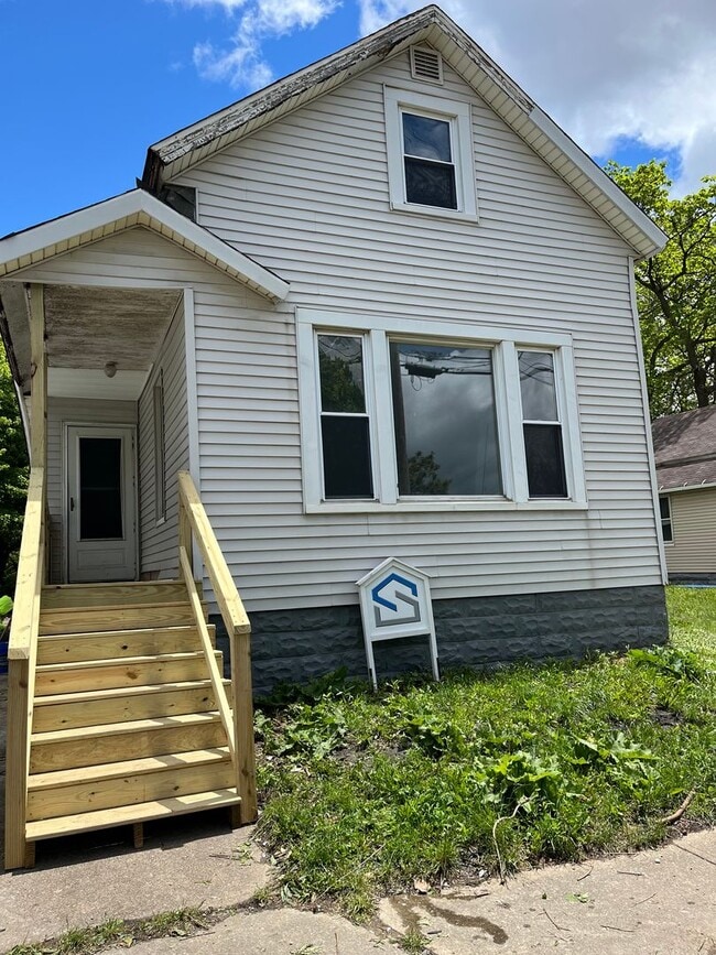 Building Photo - SECTION 8 and EDEN Accepted! Spacious, New...