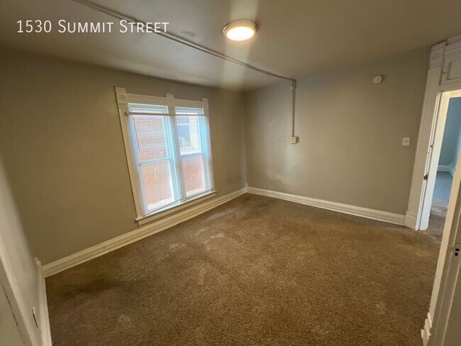 Building Photo - 1530 Summit St