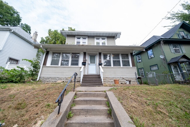 Building Photo - 911 6th St E