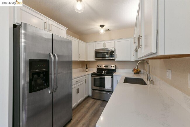 Building Photo - 18 Emery Bay Dr