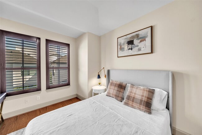 Building Photo - 2318 Camden Dr