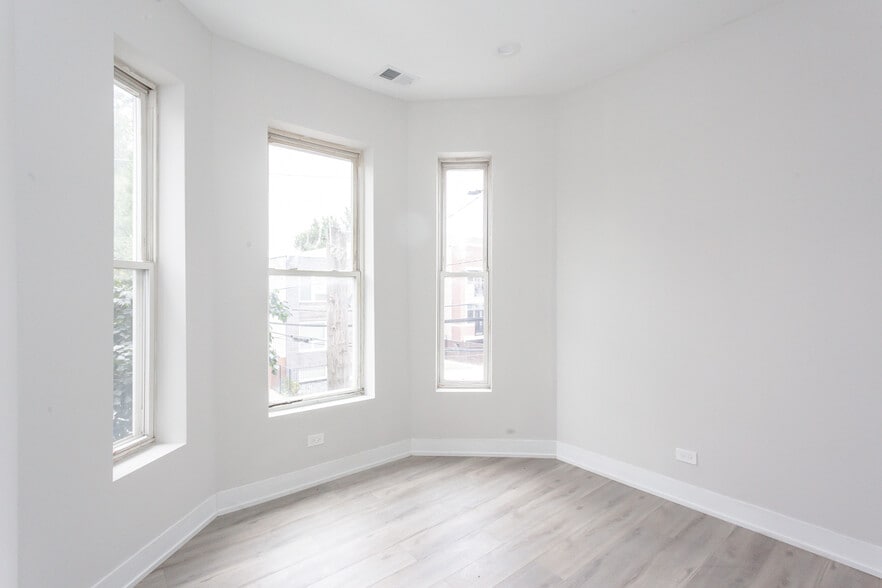 Building Photo - 818 W 18th St