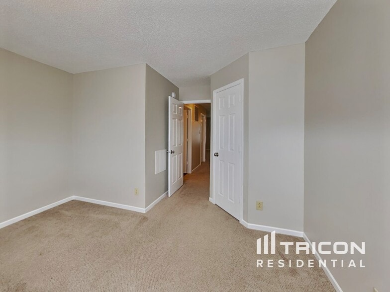 Building Photo - 13460 N Carwood Ct