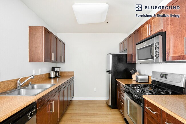 Building Photo - 1050 Ingraham St
