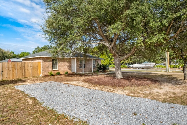 Building Photo - 1705 Oak Dr