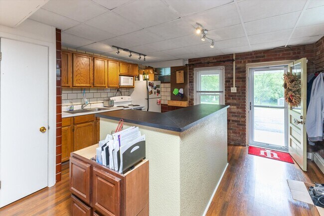 Primary Photo - 547 W Main St