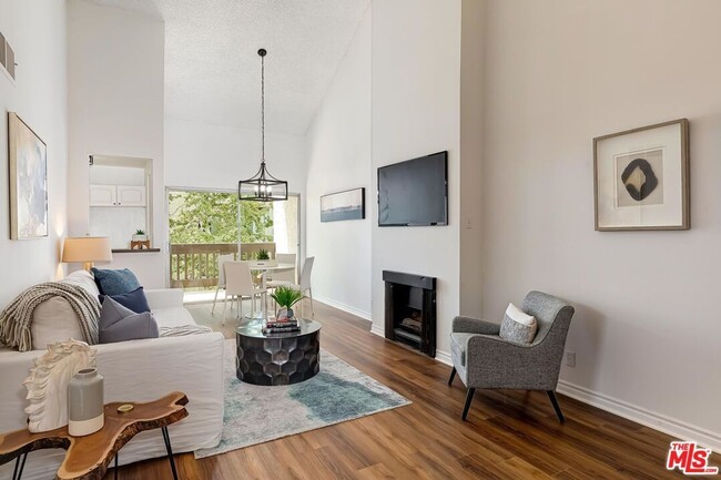 Building Photo - Beautiful 1 bed 3rd floor (top) condo in lakeside community in Culver City