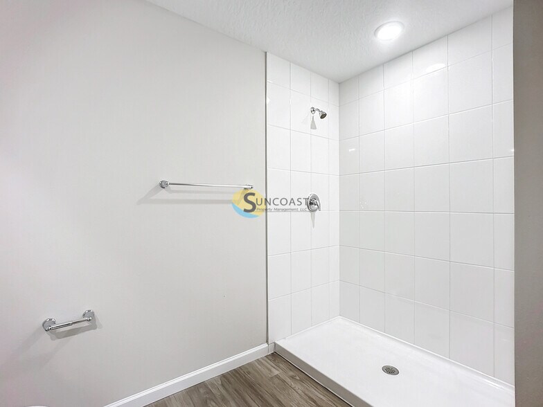 Building Photo - 6451 Breezy Oaks Wy