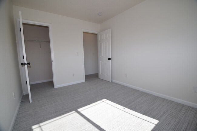 Building Photo - 207 SE Harlow Ave