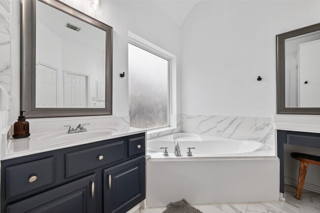 Building Photo - 66 S Longsford Cir