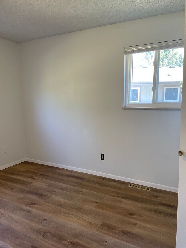 Building Photo - 2143 Ryeland Ln