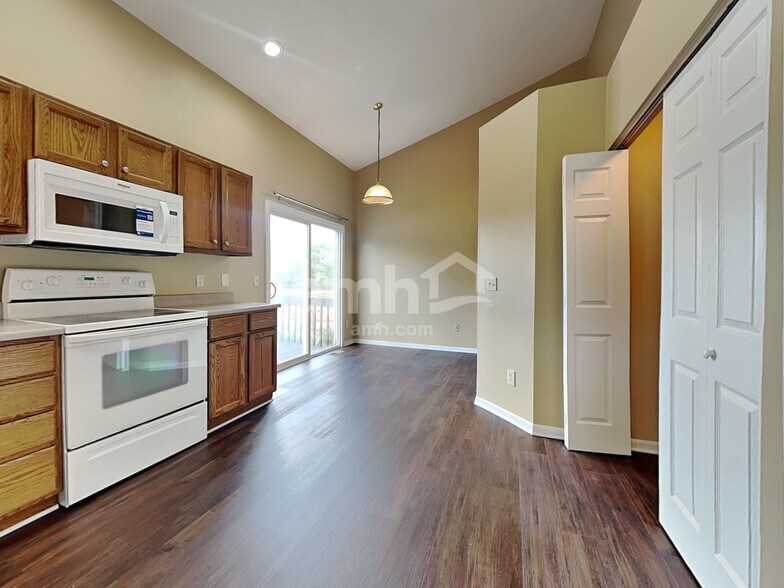 Building Photo - 4695 Woodfield Dr