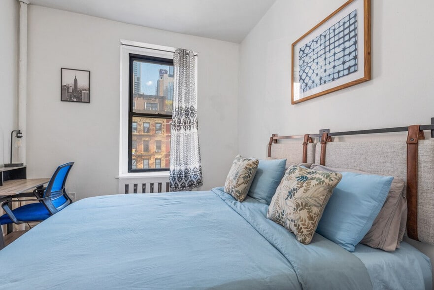 Building Photo - 414 W 46th St