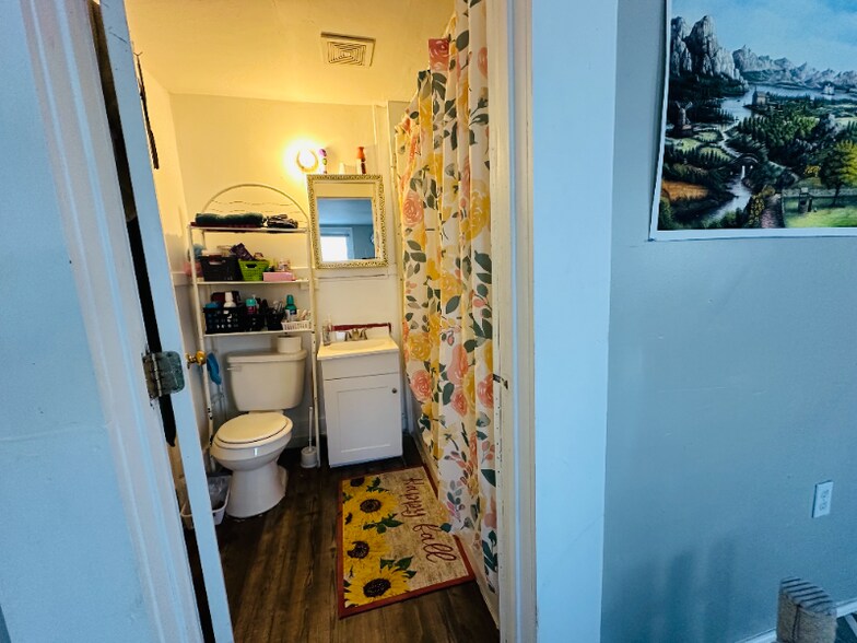 Building Photo - 122 W Oneida St