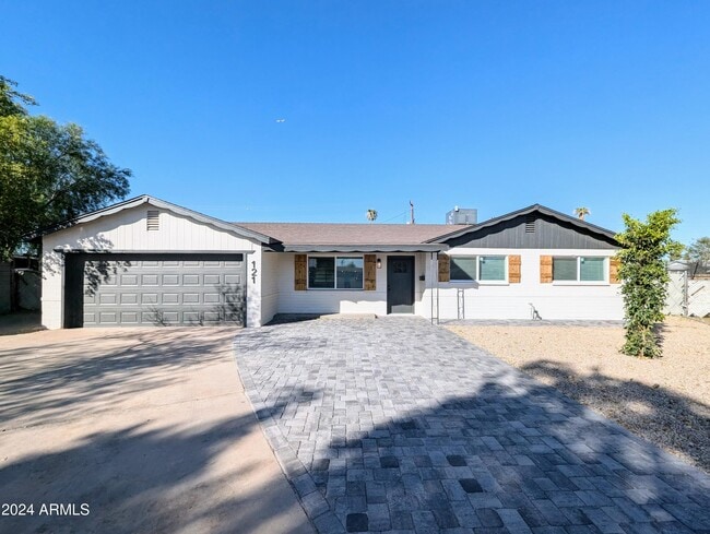Primary Photo - 121 N Flint Cir
