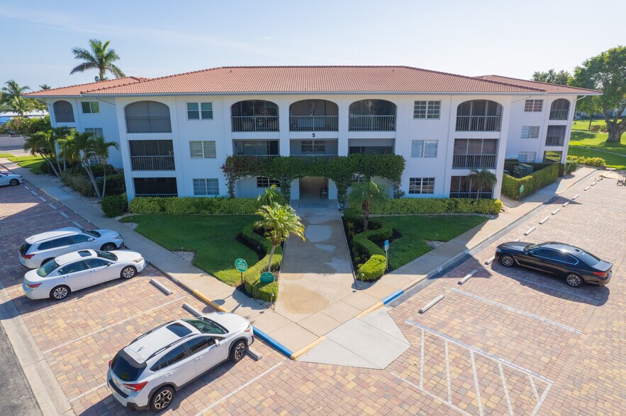 Building Photo - 5 High Point Cir W