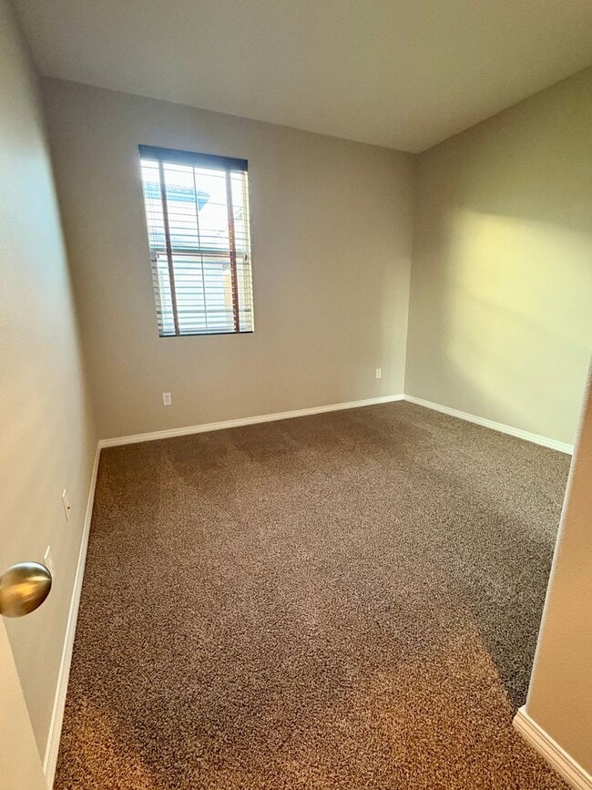 Building Photo - Tri-Level Condo within Walking Distance to The Collection!