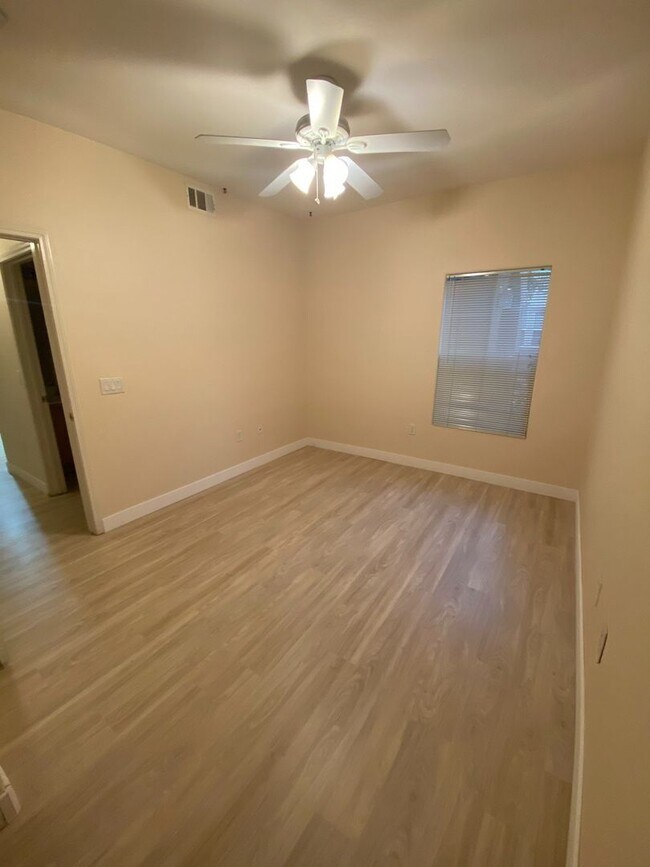 Building Photo - NW Near Majestic Park. 1ST FLOOR 2 BED, 2 BATH CONDO, GATED COMMUNITY