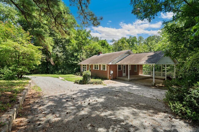 Building Photo - Chapel Hill 3 Bed 2 Bath Ranch - Available...