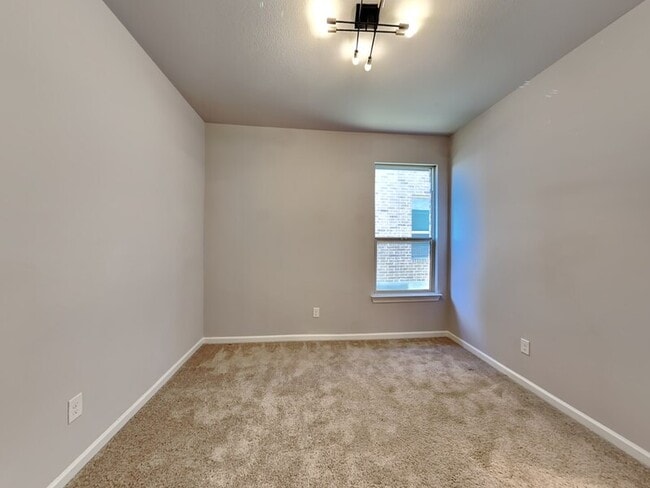 Building Photo - 545 Hazeltine Rd